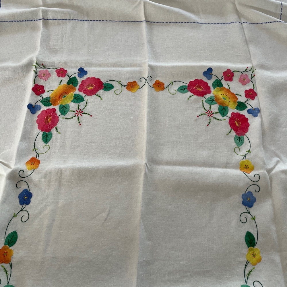 VINTAGE EMBROIDERED TABLECLOTH